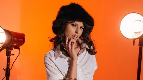 Watch AliceVersal’s Cam Show Live