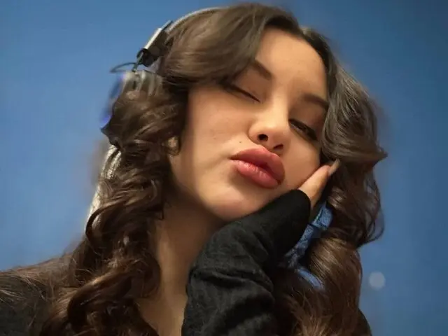 Watch MelanieRobertson’s Cam Show Live